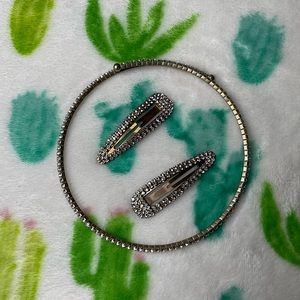 Cute necklace & matching gold CLIPS!